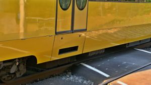 Unfall in Bad Cannstatt: Lastwagen biegt falsch ab und stößt mit Stadtbahn zusammen