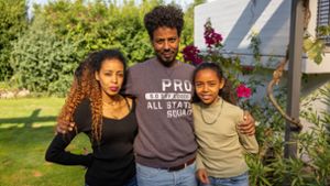 Endlich zu dritt: Tigsti Tesfalem (von links), Habtom Andebrahan  und Tochter Sidona. Foto: /Oliver Schmidt/Eibner-Pressefoto