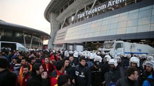 Fußballfans verlassen das Stadion – das Derby zwischen Galatasaray und Fenerbahce in Istanbul wurde  aus Sicherheitsgründen abgesagt. Foto: dpa