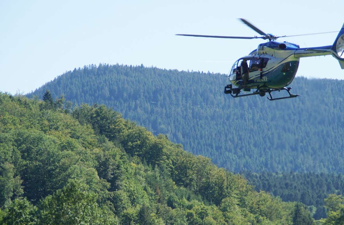 Ein N145-Hubschrauber der Polizei transportiert während  der Fahndung nach einem Flüchtigem Beamte des Spezialeinsatzkommandos in Oppenau. Foto: SDMG/SDMG / Gress