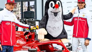 Der kleine Maulwurf mit den Alfa-Romeo-Piloten Kimi Räikkönen (li.) und Antonio  Giovinazzi Foto:  