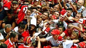 Beliebt und bedrängt: Sebastian Vettel stellt sich gern der Ferrari-Fangemeinde. Foto: AFP