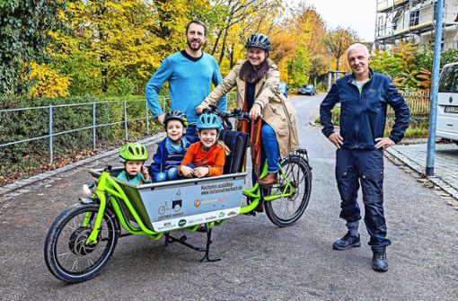 Freude an Charlotte haben  Familie Hammer sowie Lastenrad-Organisator Andreas Sieber (rechts). Foto: KS-Images.de / Karsten Schmalz