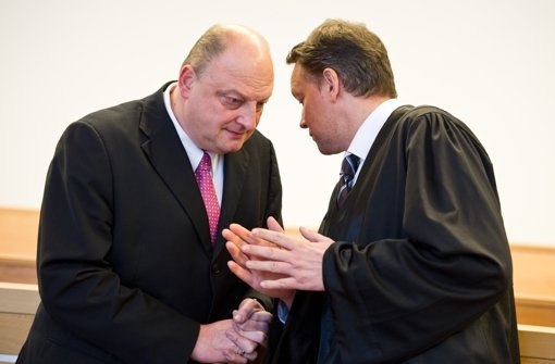 Olaf Glaeseker (links) mit seinem Anwalt Foto: dpa