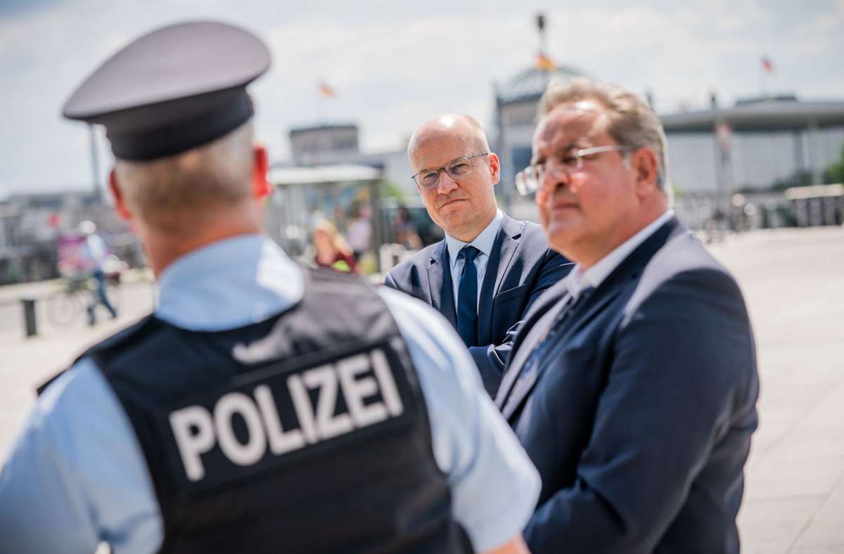 Bundespolizeipräsident Dieter Romann (rechts) sieht die Mehrheit der Bevölkerung hinter der Polizei stehen. Foto: dpa/Michael Kappeler