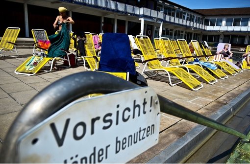 Manche Berger Badegäste schwören auf die gelben Gesundheitsliegen, andere wünschen sich die alten aus Plastik wieder. Foto: Max Kovalenko