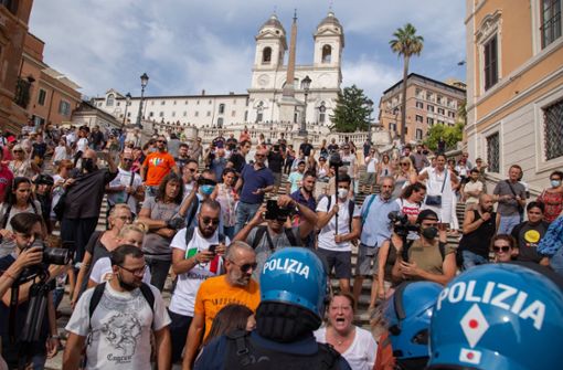 Einige Demonstranten versuchen hier, eine Polizeiblockade auf der Spanischen Treppe in Rom zu erzwingen (Archivbild). Foto: imago/Pacific Press Agency/Matteo Nardone