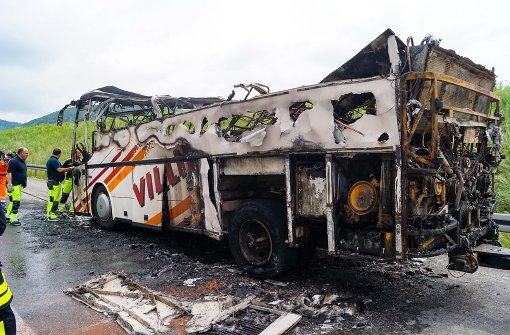 An einem ausgebrannten Bus ist am Donnerstag bei Gruibingen ein Schaden von rund 15.000 Euro entstanden. Foto: SDMG