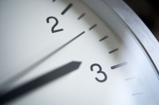 Pünktlich um 3.00 Uhr werden am 25. Oktober die Uhren um eine Stunde auf 2.00 Uhr zurückgestellt. Foto: dpa/Daniel Naupold