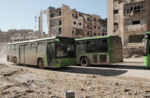 Zivilisten werden in Bussen aus den belagerten Orten in Syrien gebracht. Foto: DPA