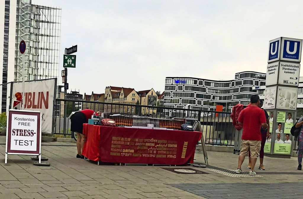 Statt am Mailänder Platz wirbt Scientology nun am Pariser Platz. Foto: Martin Haar (Archiv)