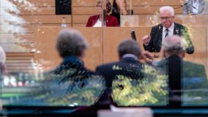 Die Opposition vermisst eine Corona-Strategie, Ministerpräsident Winfried Kretschmann hielt am Donnerstag im Landtag dagegen. Foto: dpa/Sebastian Gollnow