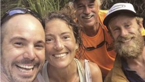 US-Wanderin Amanda Eller (2.v.l.) lächelt gemeinsam mit ihren Rettern auf Hawaii. Foto: dpa