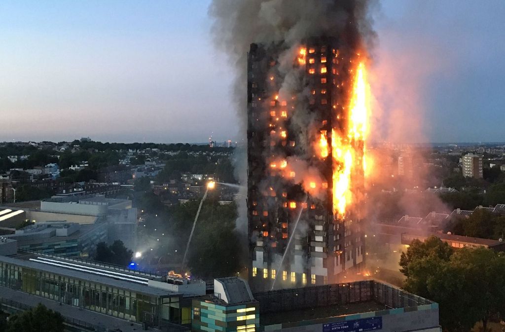 Im Zentrum Londons ist in der Nacht auf Mittwoch ein Hochhaus in Brand geraten.