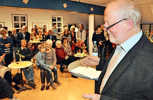Der Bürgervereinsvorsitzende Martin Hechinger bei der Preisvergabe in  der Stadtteilbücherei. Foto: Linsenmann