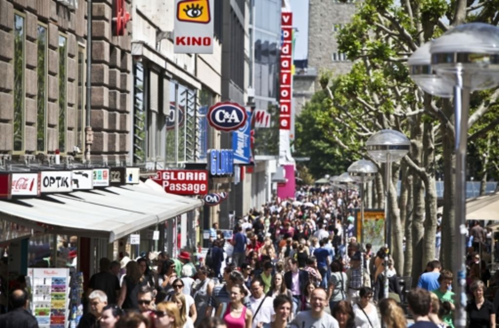 Platz 1: Einkaufen  38 Prozent der Stuttgart sind sehr zufrieden mit den Einkaufsmöglichkeiten in Stuttgart – fast die Hälfte, 48 Prozent, geben an, dass sie zufrieden sind. Nur zwei Prozent sind unzufrieden. Insgesamt verbessert sich der Wert  im Vergleich zur letzten Befragung 2013 um einen Punkt von 79 auf 80.