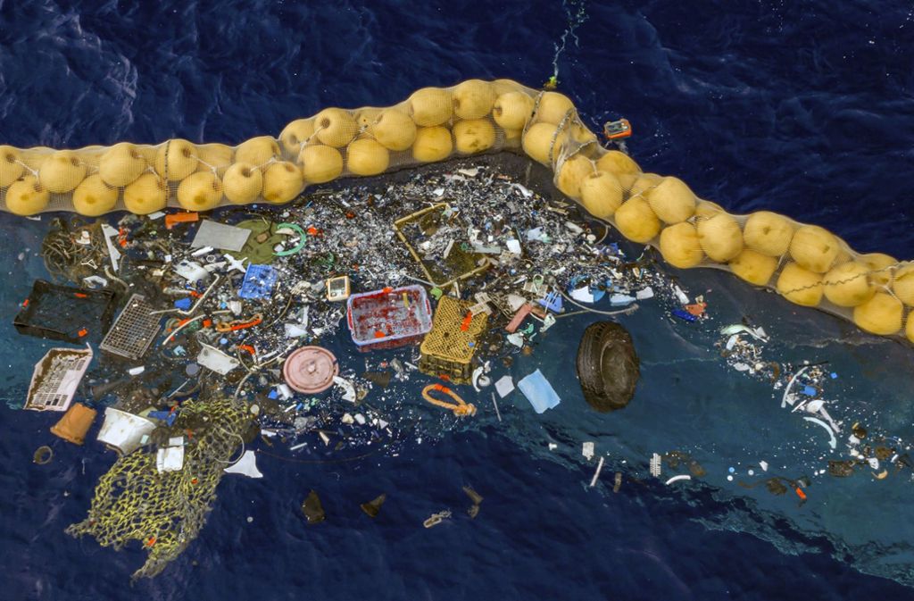 Die Anlage besteht aus einer 600 Meter langen Röhre in U-Form. Foto: Uncredited/The Ocean Cleanup/dpa