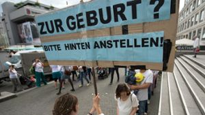 Demonstration von Hebammen vor dem Stuttgarter Rathaus. Foto: dpa