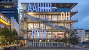 Das Werk 12 in München mit seinen riesigen Buchstaben an der Fassade: Das innovative Mixed-Use-Gebäude vereint viele unterschiedliche Nutzungen – von der Gin-Bar bis zum Schwimmbad. Es gehört zu den vier Finalisten des DAM-Preises 2021. Foto: Ossip Duivenbode