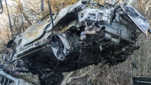 BMW kracht gegen Betonwand und brennt aus – beide Insassen sterben