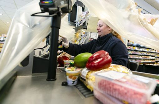 Kassiererinnen in Supermärkten gehören zu jenen Menschen, auf es in der Corona-Krise besonders ankommt. Foto: dpa/Frank Molter