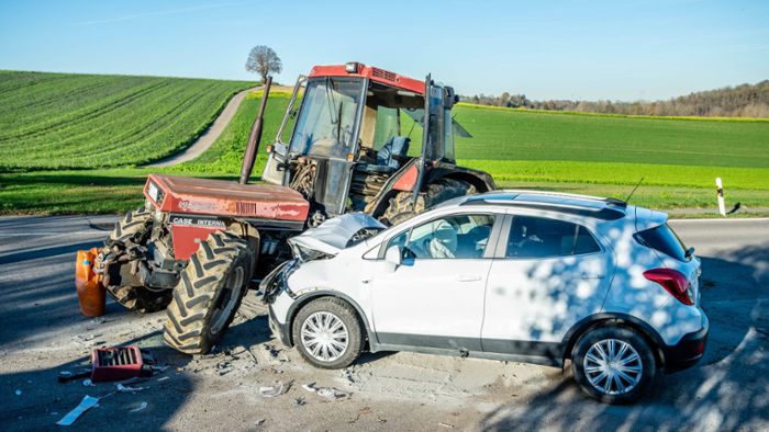 Auto kracht in Traktor – 48-Jährige verletzt