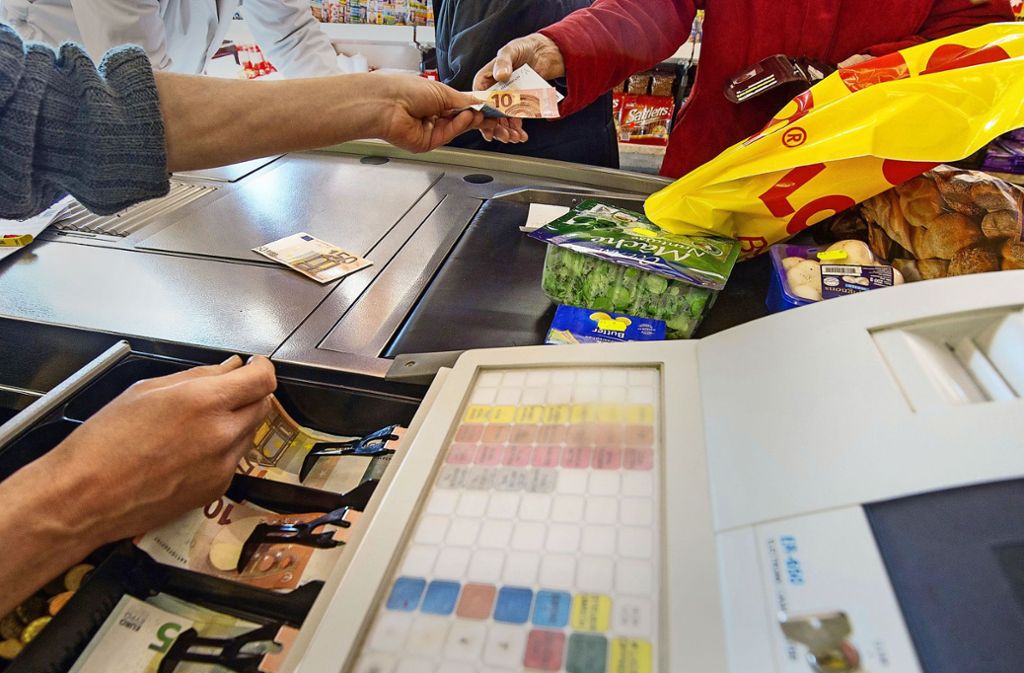Nur 22 Sekunden dauert das Bezahlen an der Supermarktkasse, wenn man bar zahlt – unschlagbar. Foto: dpa