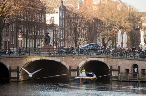 Den verpflichtenden Sicherheitsabstand von 1,5 Metern gibt es in den Niederlanden nicht mehr. (Archivbild) Foto: dpa/Daniel Reinhardt