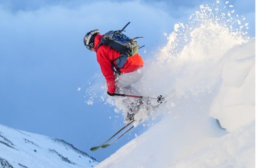 Die Zahl der Unfälle auf Skipisten nimmt zwar ab – dafür werden die Unfälle heftiger. Die Gründe dafür sind die zunehmende Zahl der Skifahrer, die schnelleren Pisten und die  Carving-Ski, die viele Wintersportler zu rasanter Fahrweise verführen. Foto: Fotolia/© ARochau