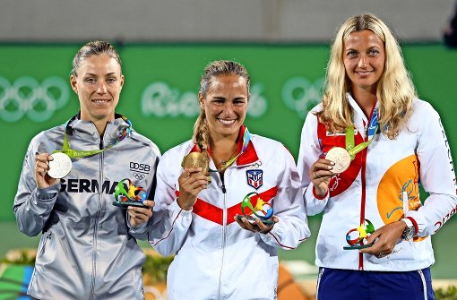 Gequältes Lächeln: Silbermedaillengewinnerin Kerber neben Puig (Gold) und Kvitova (Bronze/v.li.) Foto: AP