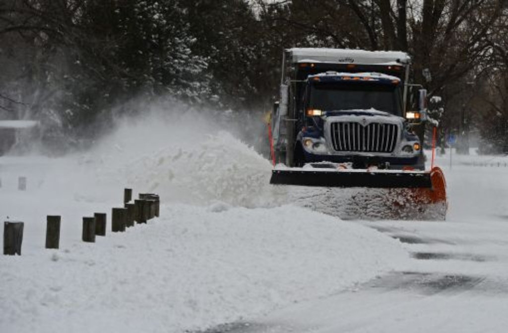 Kaum zwei Wochen nach Schneesturm „Nemo“ hat der Sturm „Q“ Millionen Amerikanern im Mittleren Westen des Landes einen erneuten Wintereinbruch beschert. In rund 20 Staaten hat das Unwetter Schnee, Eis und Regen gebracht.