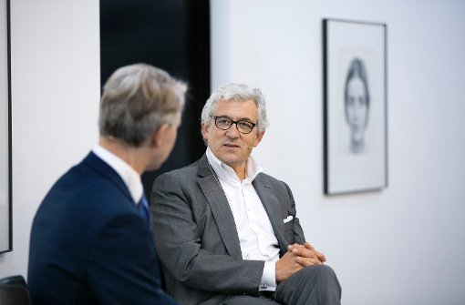 In der Galerie Parrotta in Stuttgart: Walter Smerling (rechts) im Gespräch mit Nikolai B. Forstbauer, Titelautor unserer Zeitung Foto: Lichtgut/Rudel
