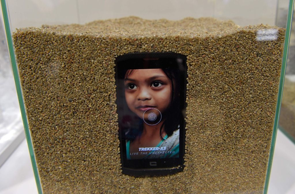 Dieses Bild zeigt am erstren Tag des Mobile Wolrd Congress  einen Crosscall Trekker-X3-Smartphone in einem Tank voll Sand.
