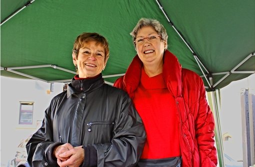 Margit Indlekofer (rechts) ist schon seit sechs Jahren beim Martinimarkt dabei. Foto: Schmidt