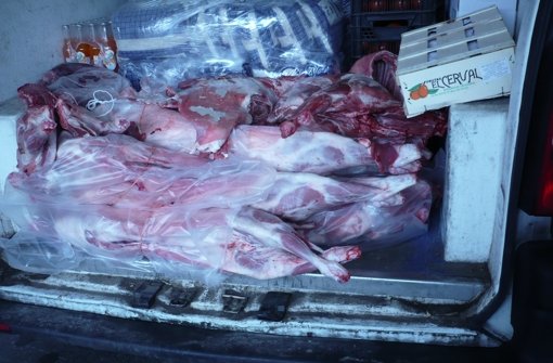 Unappetitlicher Fund der Lebensmittelkontrolleure: Fleisch, das fast unverpackt  in einem Lieferwagen liegt. Klicken Sie sich durch unsere Bildergalerie. Foto: Stadt Stuttgart