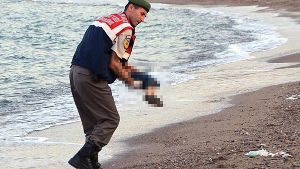 Ein kleiner Flüchtlingsjunge lag tot am Strand in der Türkei. Foto: AP