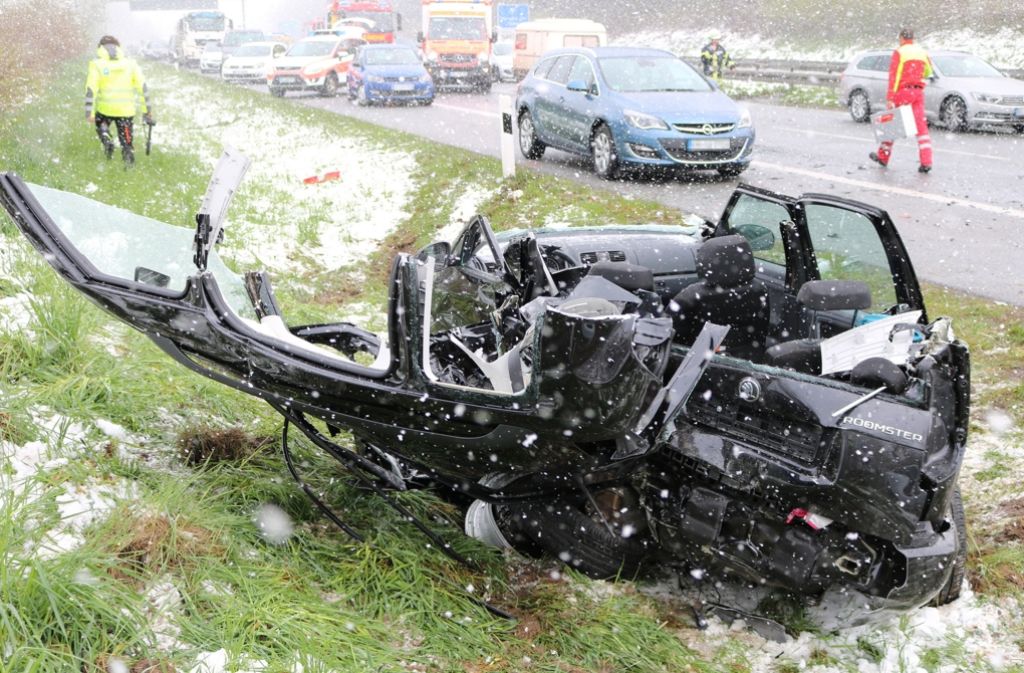 Im Allgäu ist eine 18 Jahre alte Frau bei einem Unfall auf schneeglatter Fahrbahn ums Leben gekommen.