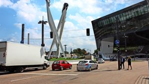 Der Porscheplatz ist laut Jürgen Mutz vom Tiefbauamt ein wichtiger Verkehrsknotenpunkt.   In den nächsten Tagen gibt es dort wegen einer Baustelle Einschränkungen. Foto: Ströbele