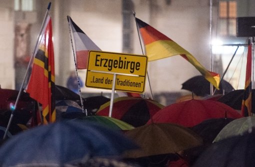 Anhänger der islamfeindlichen Pegida-Bewegung haben sich am Montagabend in Dresden versammelt. Foto: dpa