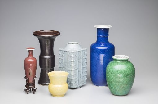 Zusehen sind monochrome Schalen und Vasen Foto: Lindenmuseum