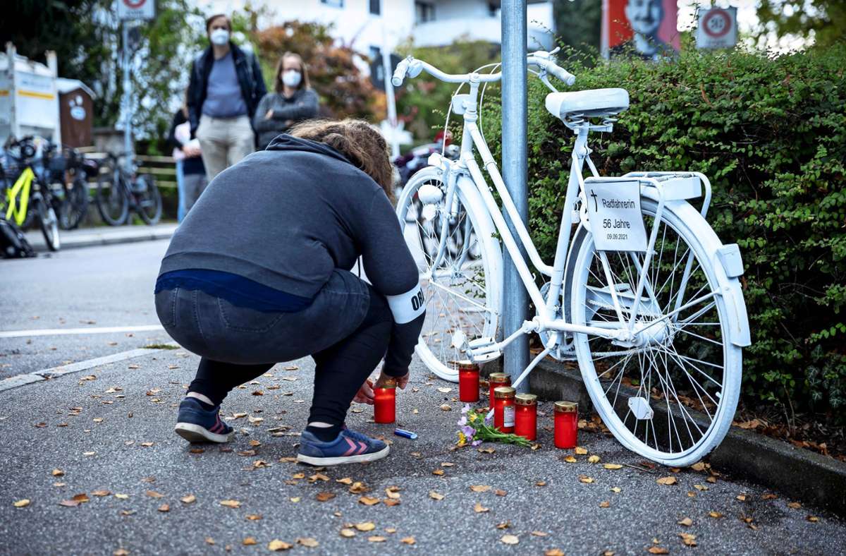 Das weiße Fahrrad erinnert an eine Frau, die hier ums Leben gekommen ist. Foto: Lg/Julian Rettig
