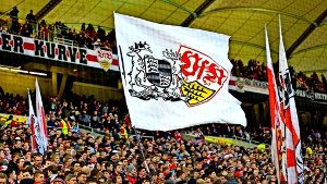 VfB-Fans werden auch im Falle eines Abstiegs mit Sonderzügen zu den Spielen kommen. Foto: dpa