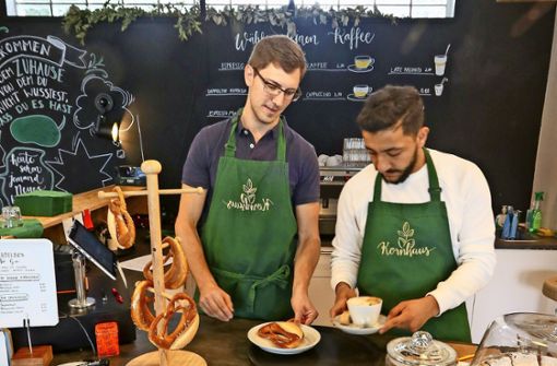 Christian Hiller (links) und Tamer Al Ibrahim bedienen im Café.Joana Kretzer und Tamer Al Ibrahim produzieren und tüten in der Küche Nudeln ein. Foto: factum/Granville