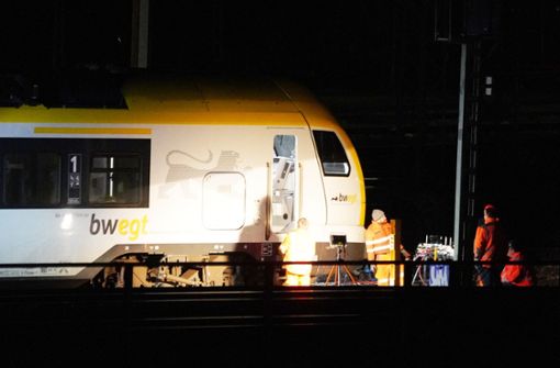 Der entgleiste Regionalzug wird untersucht –  in einer Werkstatt soll der genaue Schaden festgestellt werden. Foto: Andreas Rosar/Fotoagentur Stuttgart