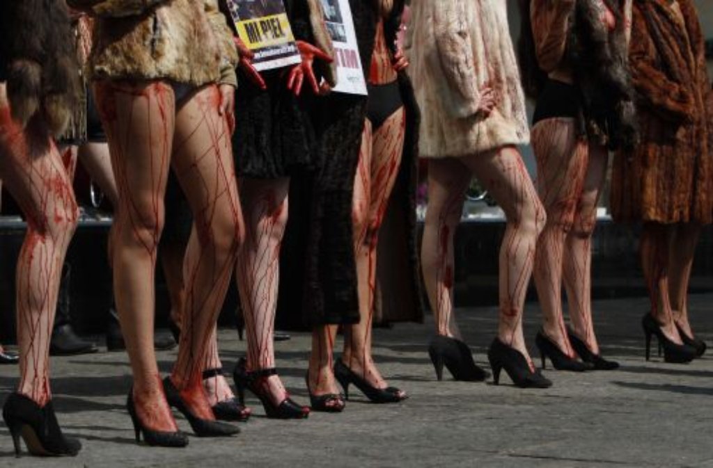 Blutiger Protest: In Pelzjacken und mit Kunstblut verschmierten Beinen protestieren Tierschützerinnen in Mexiko-Stadt gegen das Töten von Tieren für die Bekleidungsindustrie.