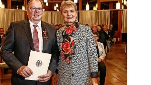 Einer, der anpackt: Horst Stegmaier erhielt das Bundesverdienstkreuz aus Händen von Staatssekretärin Friedlinde Gurr-Hirsch. Foto: avanti