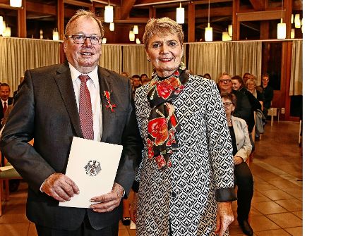 Einer, der anpackt: Horst Stegmaier erhielt das Bundesverdienstkreuz aus Händen von Staatssekretärin Friedlinde Gurr-Hirsch. Foto: avanti