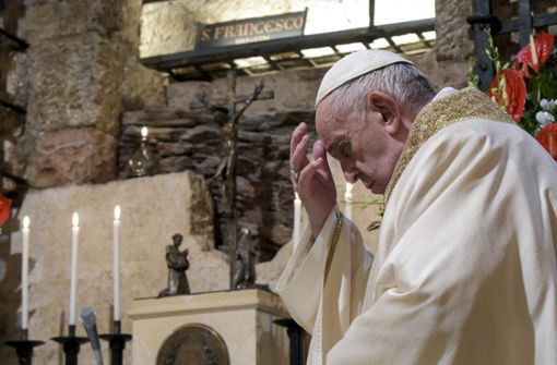 In Assisi, am Grab seines großen Heiligen-Patrons Franziskus, hat der Papst am Samstag seine neue Enzyklika unterzeichnet. Foto: dpa/Divisione Produzione Fotografica
