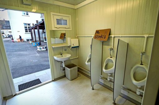 Die Toiletten der Schubartschule in Eglosheim müssen dringend saniert werden, das forderten die Eltern auch in der Gemeinderatssitzung ein. Foto: factum/Andreas Weise