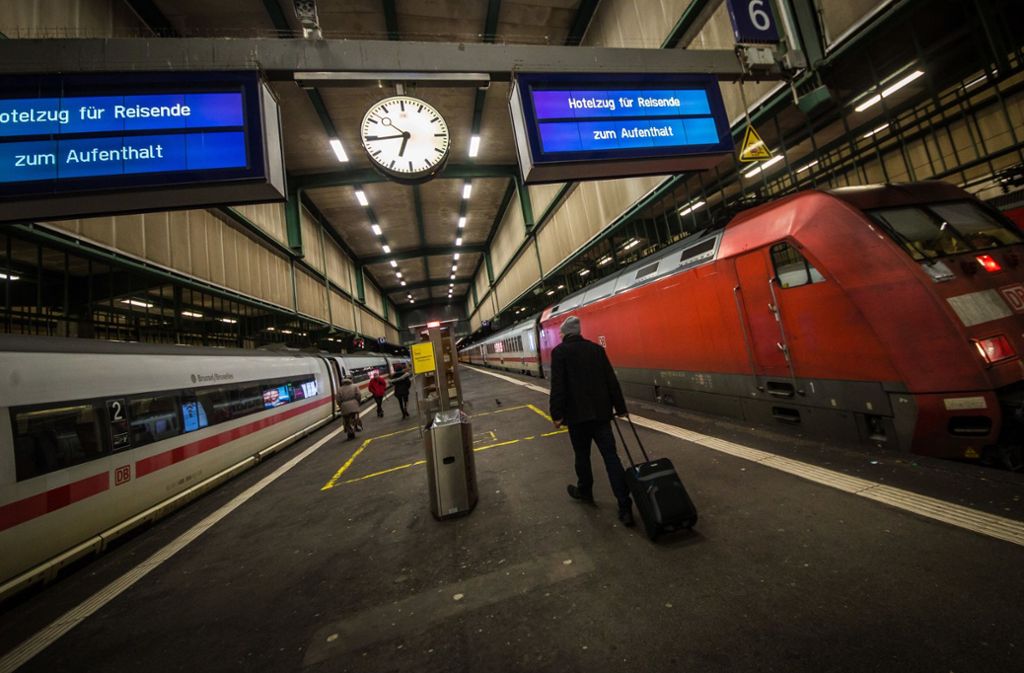 Am Stuttgarter Bahnhof standen gestrandeten Bahnreisenden zwei Aufenthaltszüge zur Verfügung.